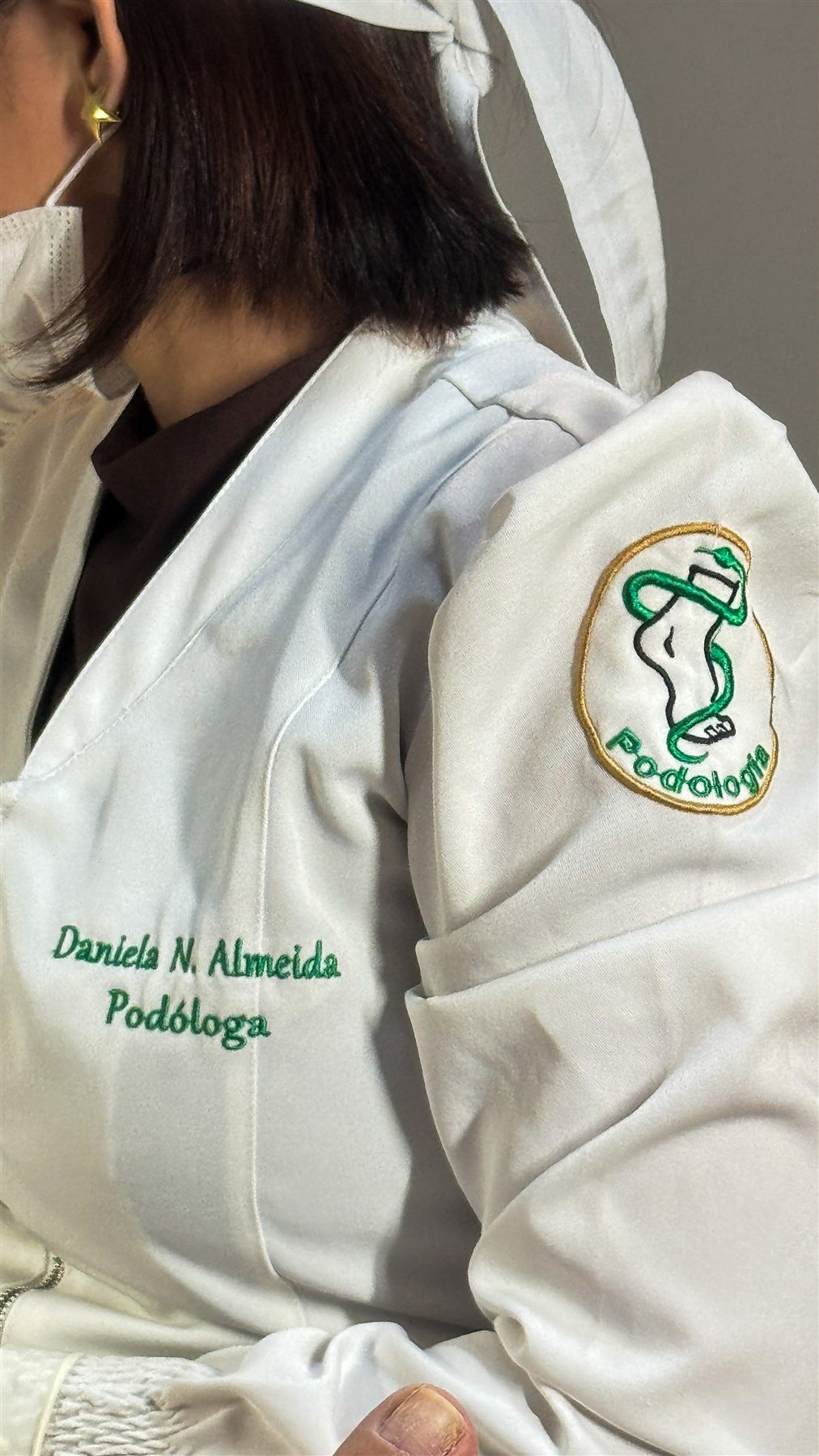 Detalhe do jaleco de podologia