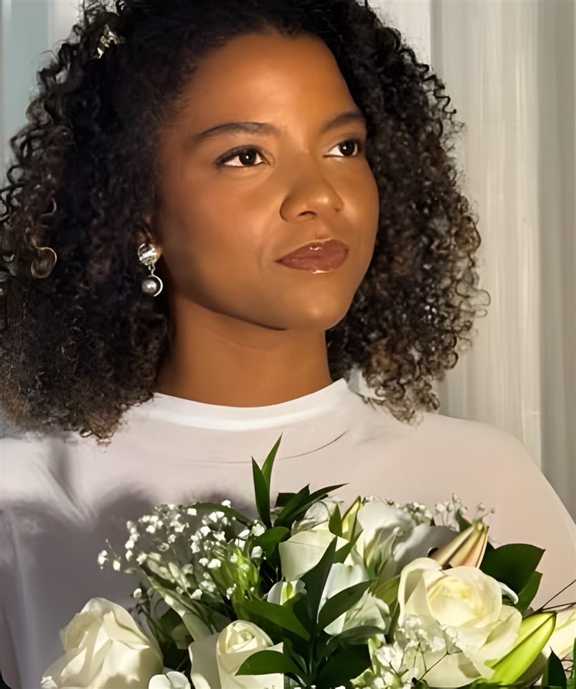 Noiva sorrindo com buquê de flores brancas